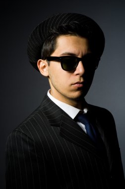 Klasik çizgili takım elbiseli genç adam