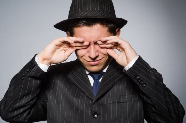 Klasik çizgili kostüm genç adam