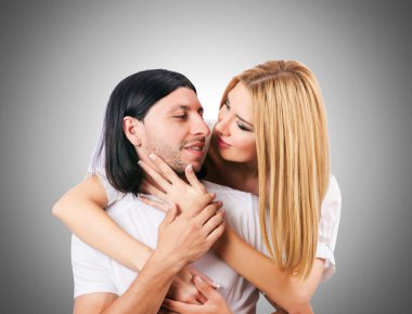 Birbirine aşık iki erkek ve kadın.