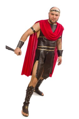 Beyaz izole kılıç tutan gladyatör