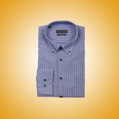 Hoş erkek gömleği, eğime karşı.