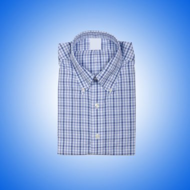Hoş erkek gömleği, eğime karşı.