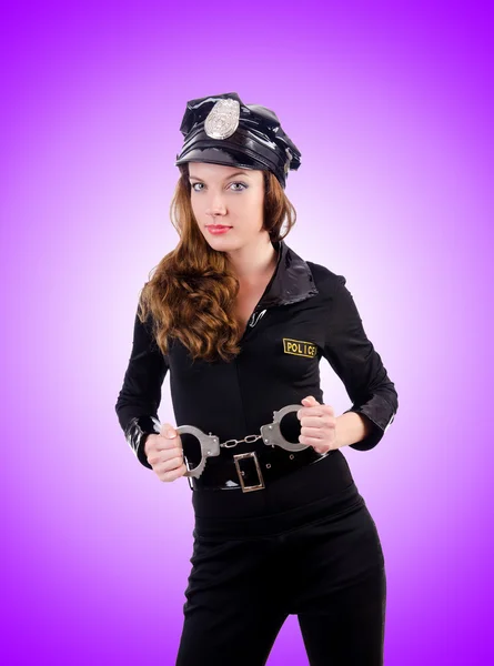 Police féminine menottée contre le gradient — Photo