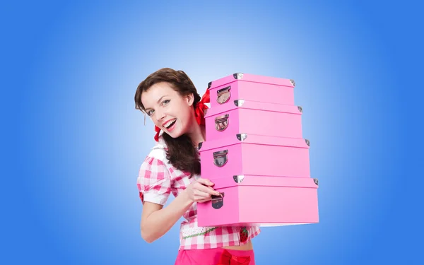 Jeune femme avec des boîtes de rangement — Photo