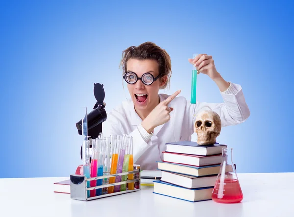 Szalony chemik kobiece w laboratorium — Zdjęcie stockowe