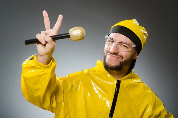 Uomo vestito di giallo con microfono — Foto Stock