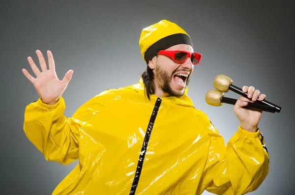 Hombre vestido de traje amarillo con micrófono —  Fotos de Stock