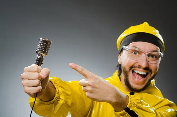 Man wearing yellow suit with mic — Stock Photo, Image