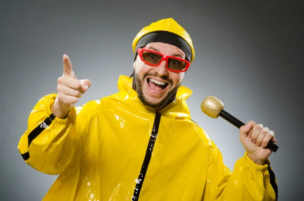 Mann im gelben Anzug mit Mikrofon — Stockfoto