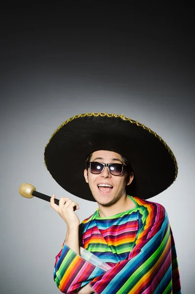 Grappige Mexicaanse zingen in karaoke — Stockfoto