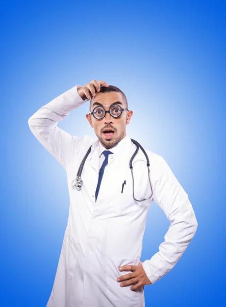 Zabawny lekarz przeciwko gradientu — Zdjęcie stockowe