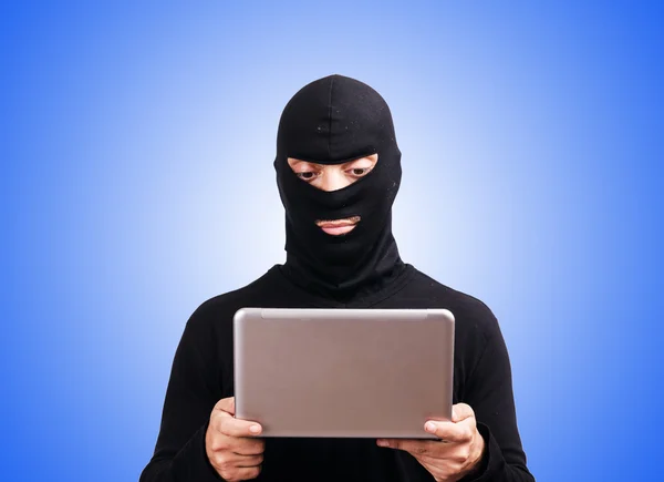 Hacker a számítógép visel balaclava — Stock Fotó