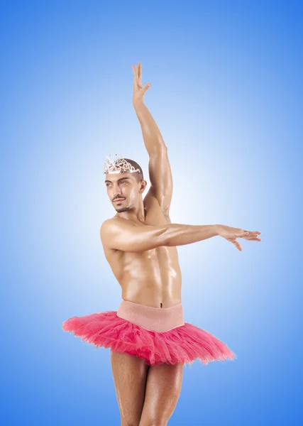 Мужчина в балетной пачке — стоковое фото
