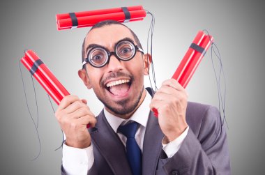 İşadamı geçişin karşı dinamit ile