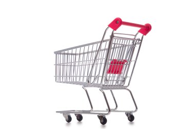 üzerinde beyaz izole süpermarket arabası alışveriş