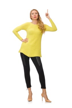 Sarı bluzlu güzel bir kadın beyazlar içinde soyutlanmış.