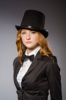 Güzel kız gri izole retro şapka