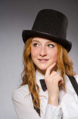 Güzel kız gri izole retro şapka