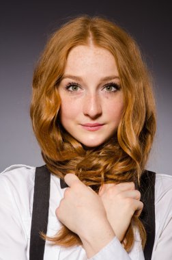 Gri izole Siyah Beyaz giysili güzel kız