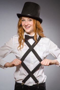 Güzel kız gri izole retro şapka