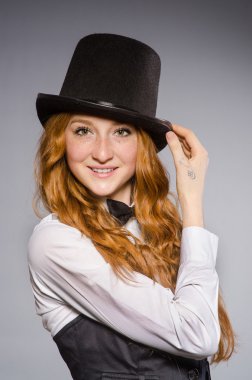 Güzel kız gri izole retro şapka