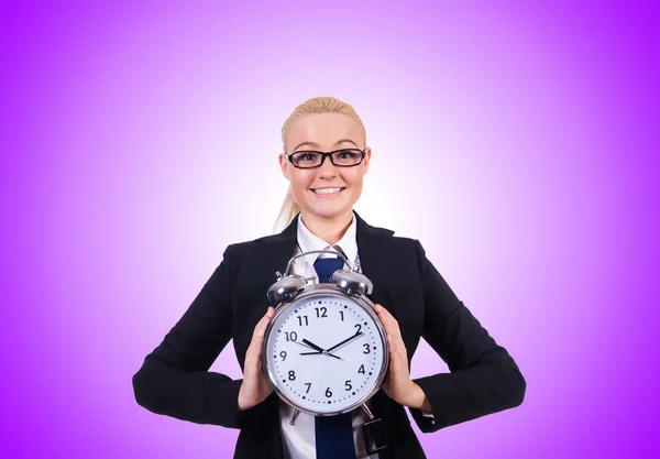 Femme avec horloge géante — Photo