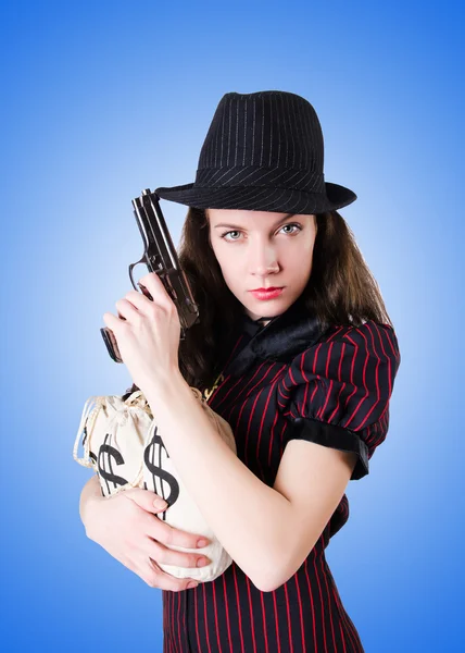 Женщина-гангстер с пистолетом против градиента — стоковое фото