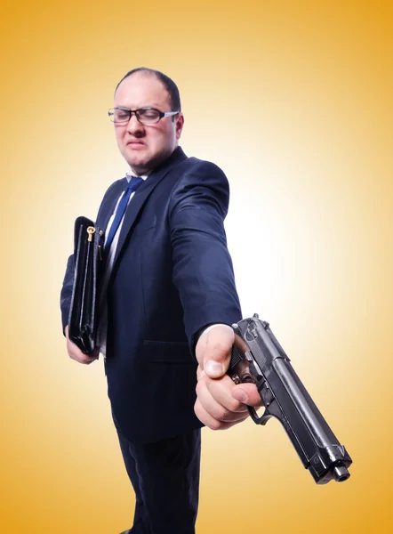 Uomo d'affari con pistola contro il gradiente — Foto Stock