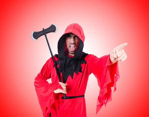 Beul in rood kostuum met bijl tegen het verloop — Stockfoto