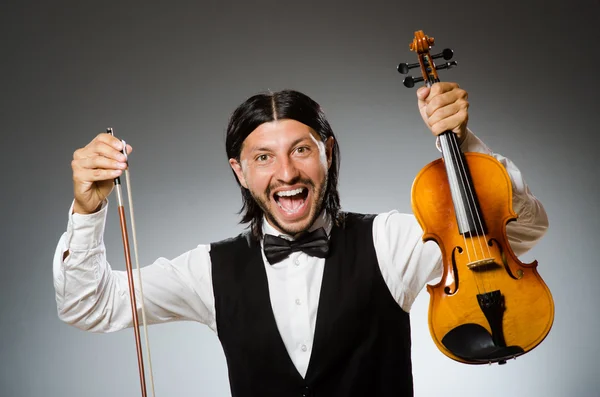 Hombre tocando el violín en concepto musical — Foto de Stock