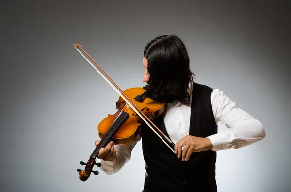Homme jouant du violon dans un concept musical — Photo