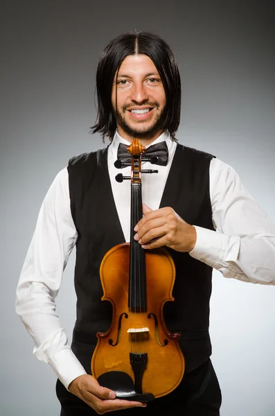 Человек играет на скрипке в музыкальной концепции — стоковое фото