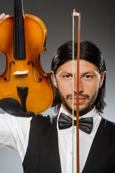 Mann spielt Geige im musikalischen Konzept — Stockfoto