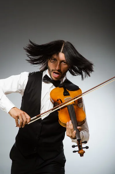 Mann spielt Geige im musikalischen Konzept — Stockfoto
