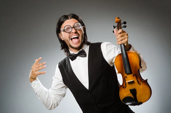 Mann spielt Geige im musikalischen Konzept — Stockfoto