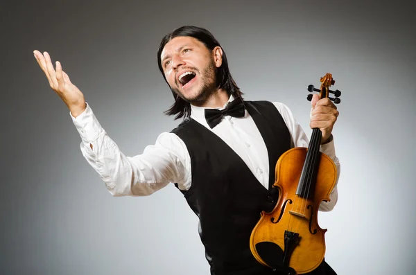 Mann spielt Geige im musikalischen Konzept — Stockfoto