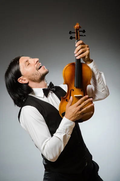 Hombre tocando el violín en concepto musical — Foto de Stock