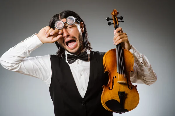 Uomo che suona il violino nel concetto musicale — Foto Stock