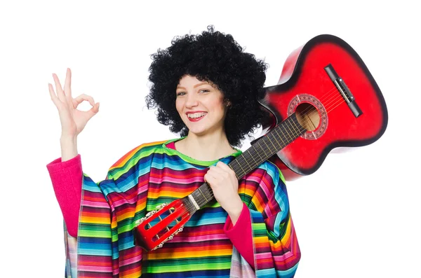 Mooi meisje in Mexicaanse poncho met gitaar geïsoleerd op wit — Stockfoto