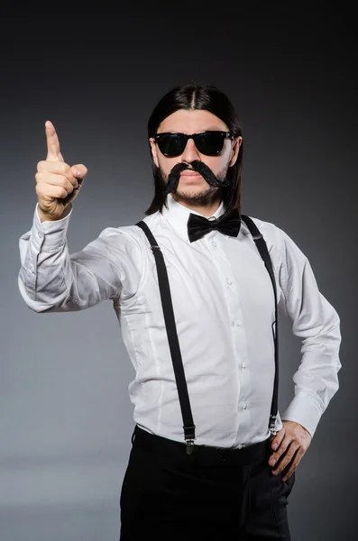 Hombre positivo en ropa clásica aislado en gris — Foto de Stock