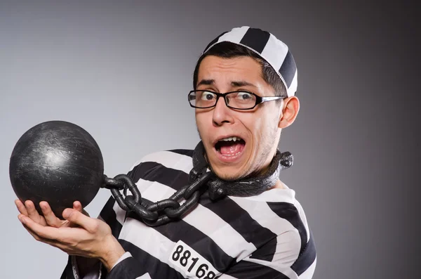 Legrační vězeň v řetězech izolovaných na šedé — Stock fotografie