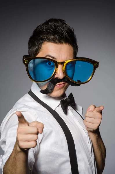 Jovem com bigode falso isolado em cinza — Fotografia de Stock