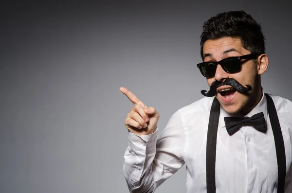 Jeune homme aux lunettes de soleil fraîches isolé sur gris — Photo