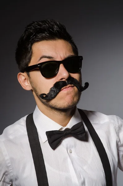 Jonge man in zwarte zonnebril geïsoleerd op grijs — Stockfoto