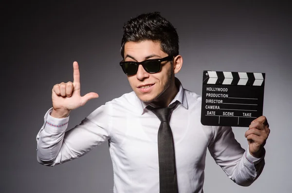 Joven con gafas de sol frías sosteniendo pizarra aislada en gris — Foto de Stock