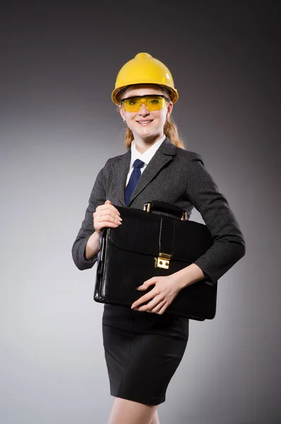Ingénieur femelle avec casque isolé sur gris — Photo