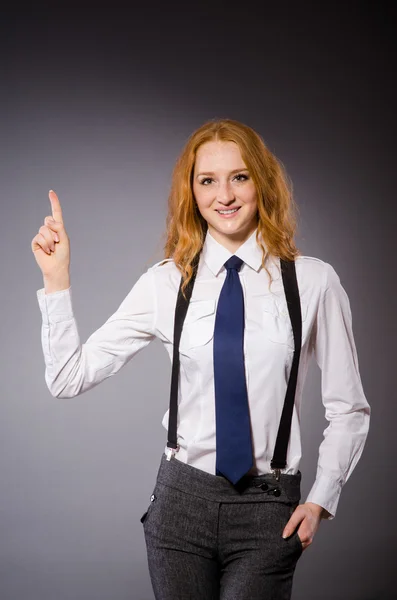 Chica bonita con ropa blanca y negra aislada en gris — Foto de Stock