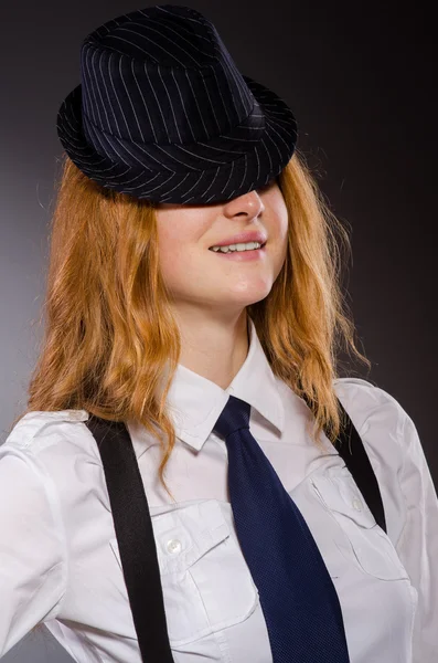 Mooi meisje dragen zwarte en witte kleding geïsoleerd op grijs — Stockfoto