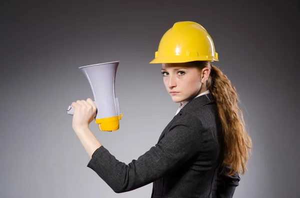 Engenheira feminina com capacete isolado em cinza — Fotografia de Stock