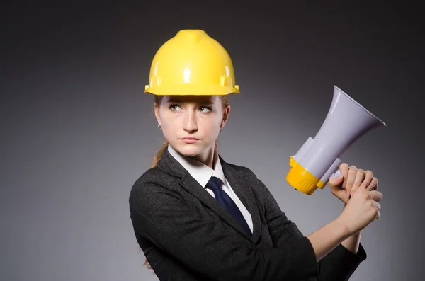 Vrouwelijke ingenieur met helm geïsoleerd op grijs — Stockfoto